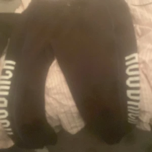 Två hodrich dressar sen en hodrich hoodie  - Bra skick på allt bara att har dragit bort snörena på t p av tröjorna men dresarna är är i bra skick