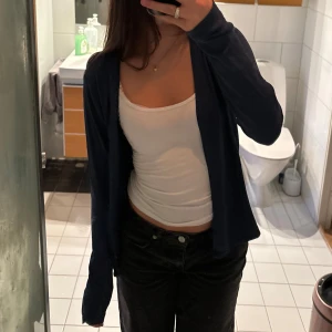 Kofta - Så fin och mysig kofta i marinblå💙