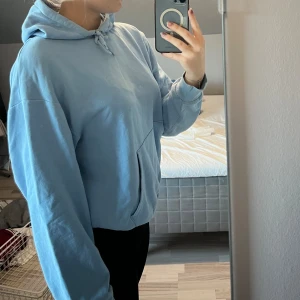 Hoodie - Super skön och något tunnare hoodie, inte nyskick längre, priset där efter. Är storlek xs men passar även större 