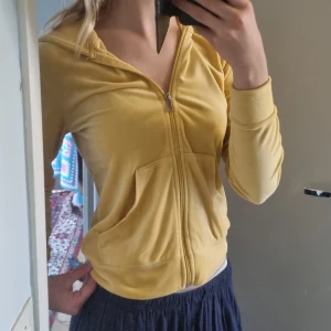 Mjukiströja Gina Tricot  - Jättemysig gul mjukiströja från Gina Tricot. Säljer då den är lite för liten. Nyskick men bandet som går genom luvan har åkt ur. Nypris 250kr, mitt pris 100kr + frakt 💞