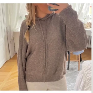 Stickad hoodie  - slutsåld och säljs ej längre. Endast använd 1 gång, tyvärr blev det ett hål i tröjan när jag tog bort lappen, bild 3. Men inget men tänker på då snöret hänger iför🥰 Pris kan diskuteras vid snabb affär!! Jag köpte för runt 600 