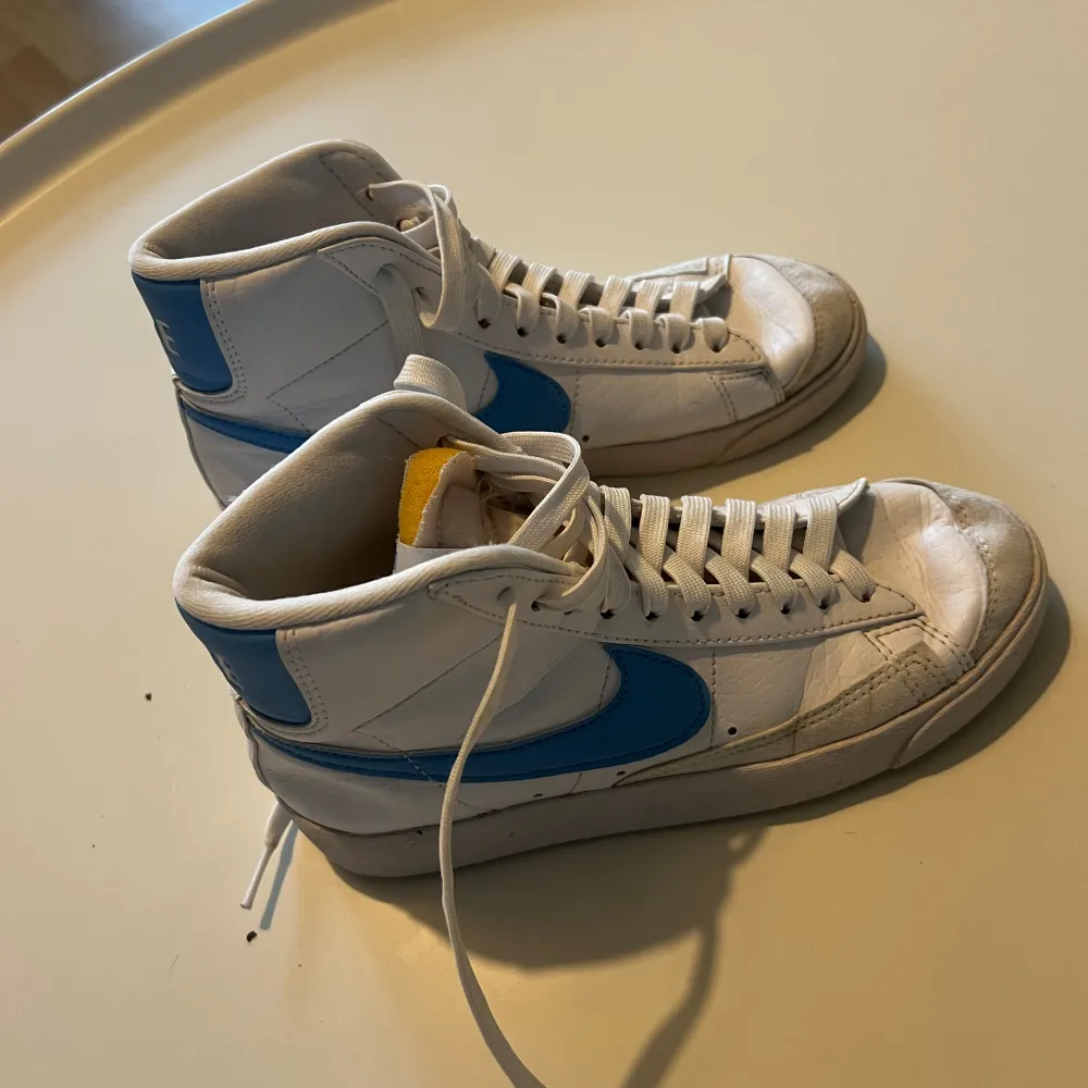 Nike Blazer Mid med ljusblå Nike logga. Sulan är i mycket bra skick. Skor.