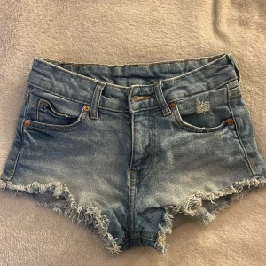 Jeansshorts  - Ljusblåa shorts från hm. Köpta för 2 år sen använda men inte sönder nånstans. Lågmidjade med fickor. Skriv privat för fler frågor💕