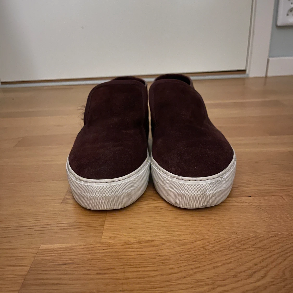 Vinröda skor utan snöre - 90