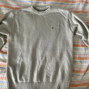 Hilfiger tröja - Litet märke framtill 