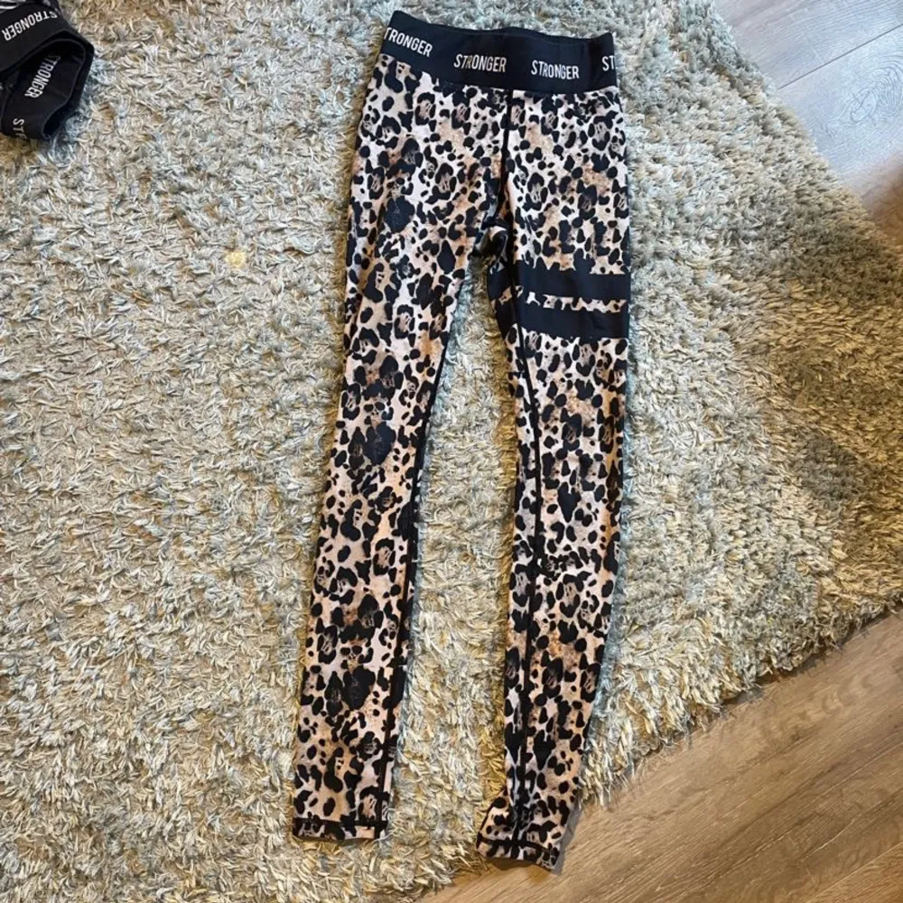 Jättetrendiga snygga leopard gympabyxor som fått många komplimanger de fåtal gånger dem är använda!!! Nypris: tror 800kr💗💗. Sportswear.