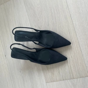 Superfina klackar i sammetsliknande material - Aldrig använda🌸