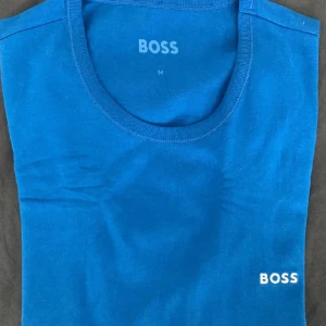 Hugo boss  -  nytt  Hugo boss  T-shirt  Storlek M