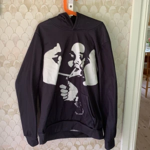 Svart Hoodie med tryck🖤 - Supercool svart hoodie med motiv ifrån SHEIN, hyfsat ny och använd fåtal gånger😃inga defekter