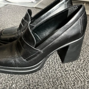 Chunky loafers Cobbler - Höga loafers frånCobbler. Använda 2-3 ggr, mkt bra skick. Strl 40.