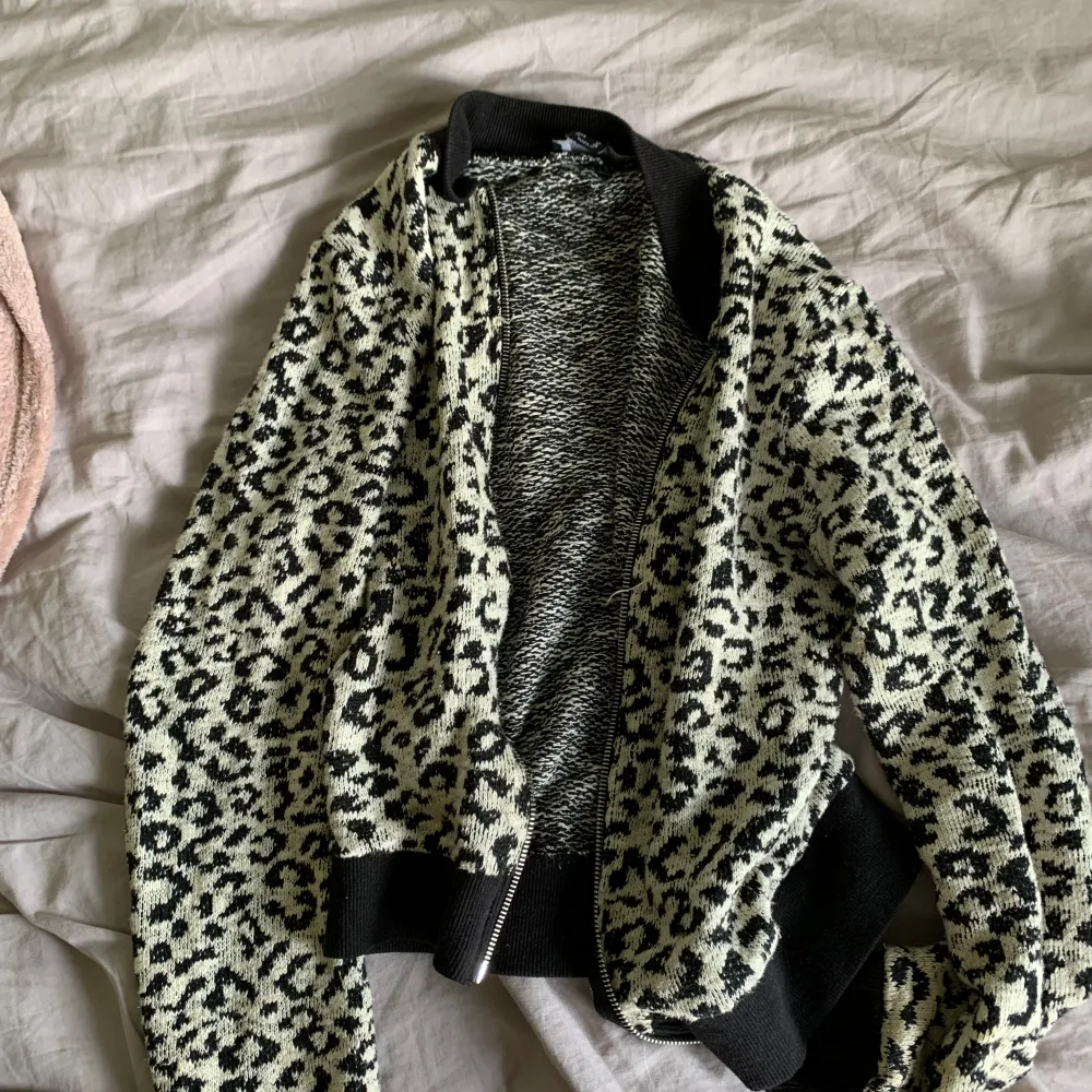 Tröja i leopard mönster, stl 34, bra skick. Neuletakit & Villapaidat.