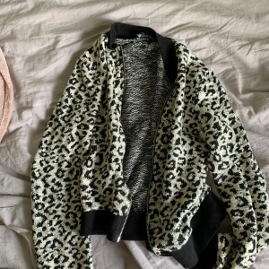 Leopard mönstrad tröja - Tröja i leopard mönster, stl 34, bra skick
