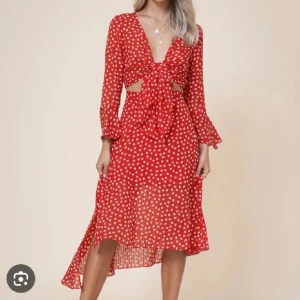 Röd Adoore klänning  - Röd riviera dress från adoore använd två gånger, nyskick! 