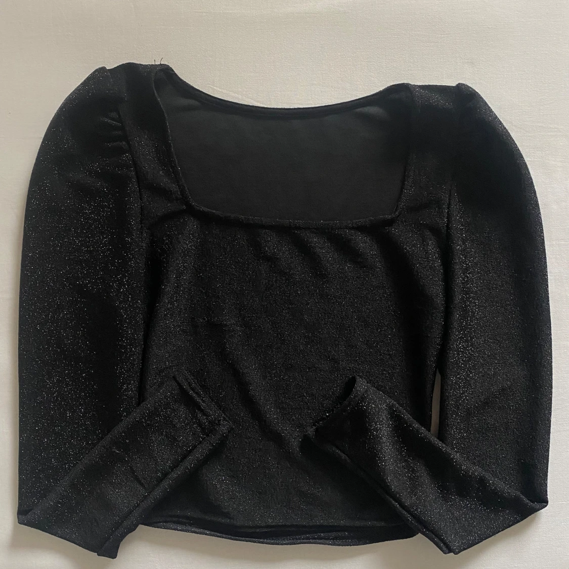 Svart glittrig tröja med square neck från Gina Tricot - 90