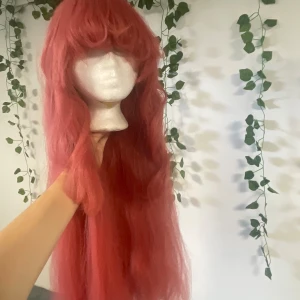 Makima peruk - Säljer min peruk som var köpt till Makima från csm men har även använt den till t.ex. Monika från ddlc. Jag möts gärna upp på närcon!! Som man kan se så är den väldigt lång när den är utsläppt men den ska egentligen vara i en fläta 🙏