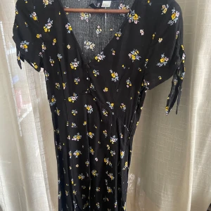 svart blommig klänning  - Klänning från H&M Stl. S 