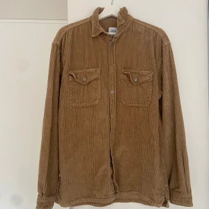 Manchester Skjorta Zara - En Manchester skjorta i storlek Small i relaxed fit så passar även M skulle jag säga. Är väll använd men i gott skick ändå (bedöm själv på bilder. Önskas fler bilder är det bara att lägga ett DM.