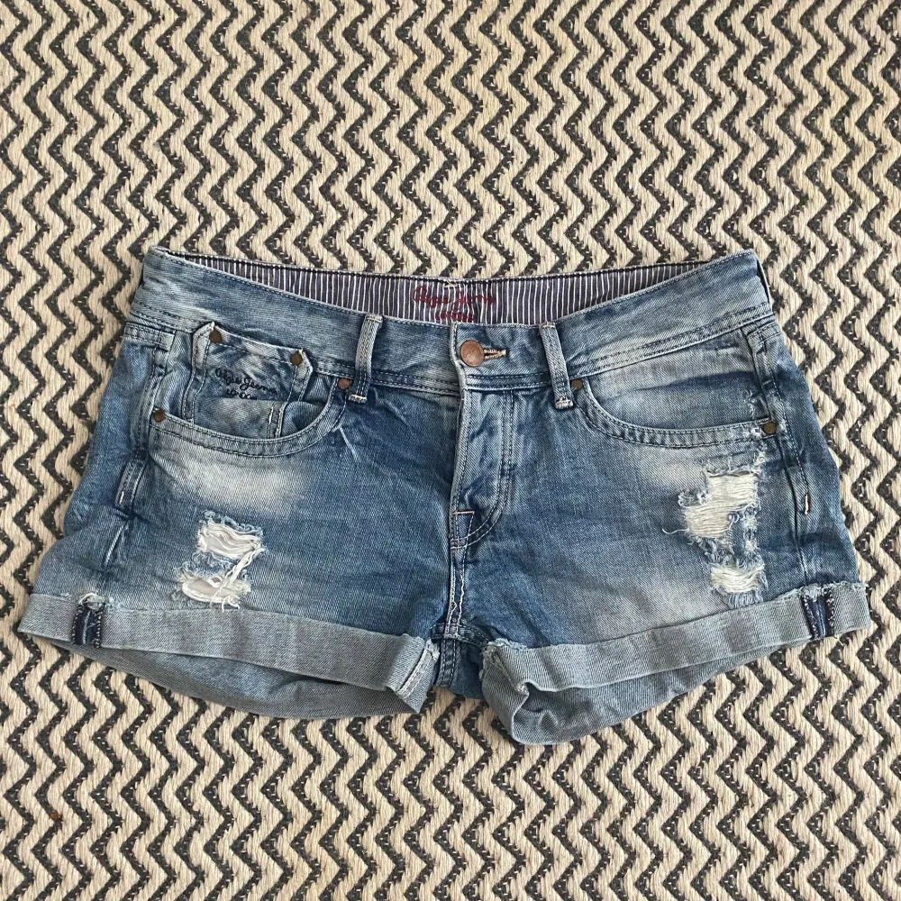 jättesnygga lågmidjade shorts från pepe jeans !! midjemåttet är 40cm🤍 pris kan diskuteras🤍🤍. Shorts.