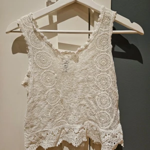 Spetslinne - Somrigt och fint spetslinne i storlek 36 från divided, H&M.  Gott skick. 