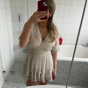 Klänning från Zara - Söt prickig klänning från Zara, i fint skick🤍