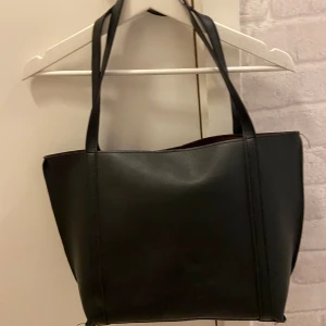 Svart handväska  - Köpt från shein och använd enstaka gånger