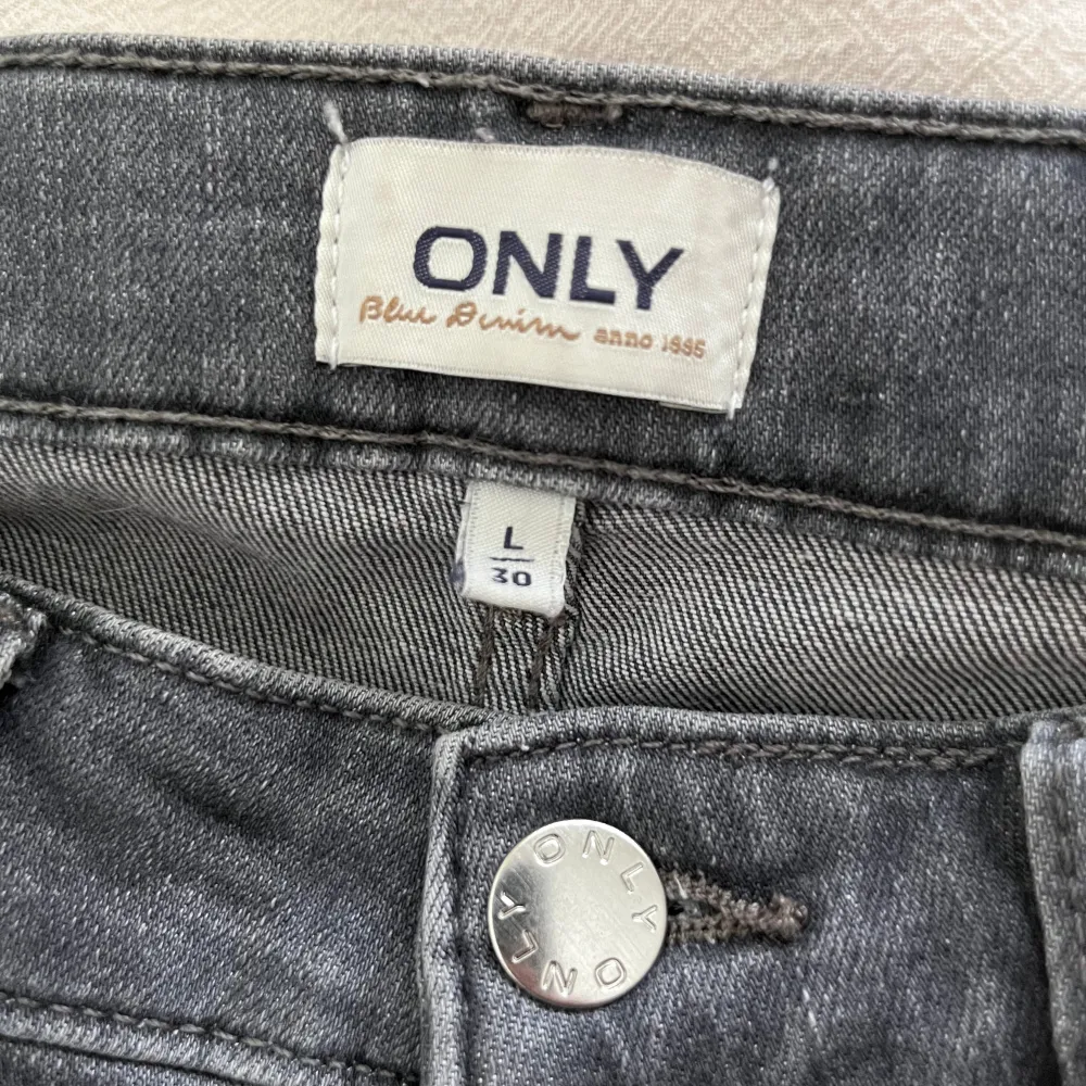 Only jeans bootcut lowwaist/midwaist, inga defekter och i jättebra skick. Storleken är 30 L men passar mig som vanligtvis har xs/s. I princip nya, använd endast ca 1-2 gånger.Har liknande annonser ute. Pris går att diskutera vid snabb affär.. Jeans & Byxor.