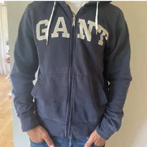 Gant hoddie - Säljer denna extremt snygga gant hoddie o st L. Den passar L och M