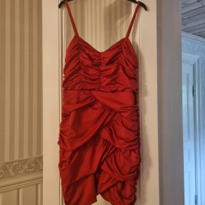 Röd Klänning - Röd klänning från H&M🤍 Dragkedja i bak🤍 Stretchig i modellen🤍