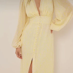 Klänning  - Endast testat så nyskick.  Nypris 999kr  Priset går att diskutera  (Slutsåld på hemsida)