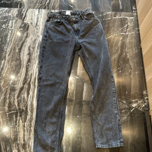 Feta jeans  - Riktigt bra skick och från märket grunt. Köpta på kids brand store för 699kronor 