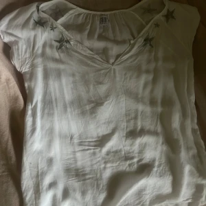 Tshirt - Vit T-shirt med silver stjärnor på