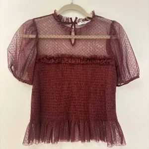 Söt topp - Supersöt vinröd topp från NAKD!! Säljer för att den blivit för liten💕