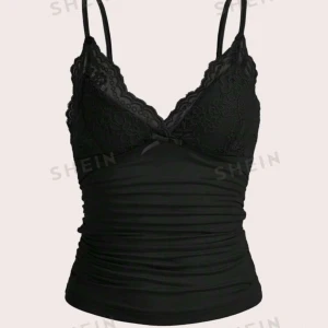 Spets linne - Säljer detta spets linnet från SHEIN i strl XS. Aldrig använt, i nyskick. Säljer även ett likadant i vitt. Tryck gärna på ”köp nu”.💕 (Köp båda så skickar jag det i samma paket så ni bara behöver betala frakt för en)