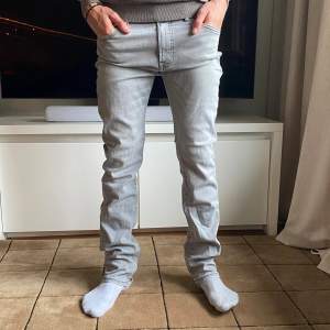 Ett par riktigt feta jeans från Hugo boss. Passform är Maine och regular fit, storlek 30/32. Skick 8/10, inga defekter förutom lite färgade längst ned vid benet men knappt märkbart som ni ser på bilderna. Modellen är 175cm. Nypris 1400kr, mitt 650kr.