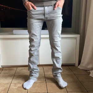 Gråa Jeans | Hugo Boss - Ett par riktigt feta jeans från Hugo boss. Passform är Maine och regular fit, storlek 30/32. Skick 8/10, inga defekter förutom lite färgade längst ned vid benet men knappt märkbart som ni ser på bilderna. Modellen är 175cm. Nypris 1400kr, mitt 650kr.