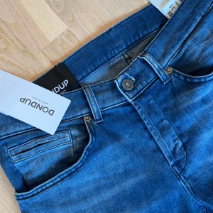 Dondup jeans - Hej säljer nu dessa jeans eftersom jag ångra mig, gick tyvärr inte lämna tillbaka pga dom var köpte i en outlet sida på en butik. Köpte dom för 1700 för att det var 50%, ny pris /3299. Kvitto medföljer och lapp på bxyor👍kom pm för frågor.  