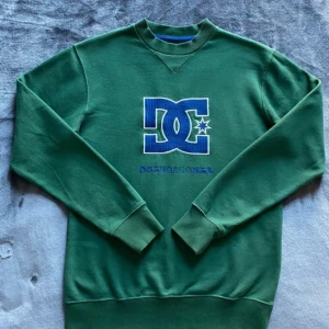 DC sweatshirt  - Säljer en vintage dc tröja som inte kommer till användning då den är för lång på mig, storlek S men stor i storleken 