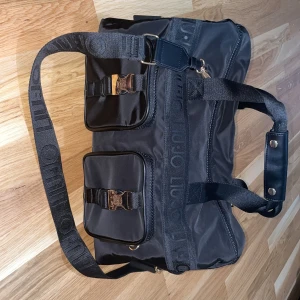 LIUJO väska - Helt ny och oanvänd LIUJO-väska i perfekt skick.Kan användas som sportväska men är även chic och användbar som vardagsväska.Köpt i Italien för fullpris.Insidan är ljusrosa och väskan har massa fickor! Intresserad? Skriv privat för att få fler bilder🫶🏻