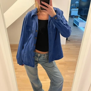 Blå jacka - Retro blå jeans jacka, passar som en S. Riktigt snygg men kommer tyvärr inte till användning💕