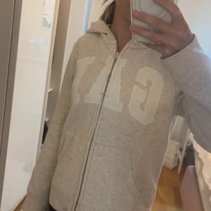 Hoodie från GAP - Denna hoodie/kofta är från GAP. Mjukt material. Inga fläckar eller märken! 