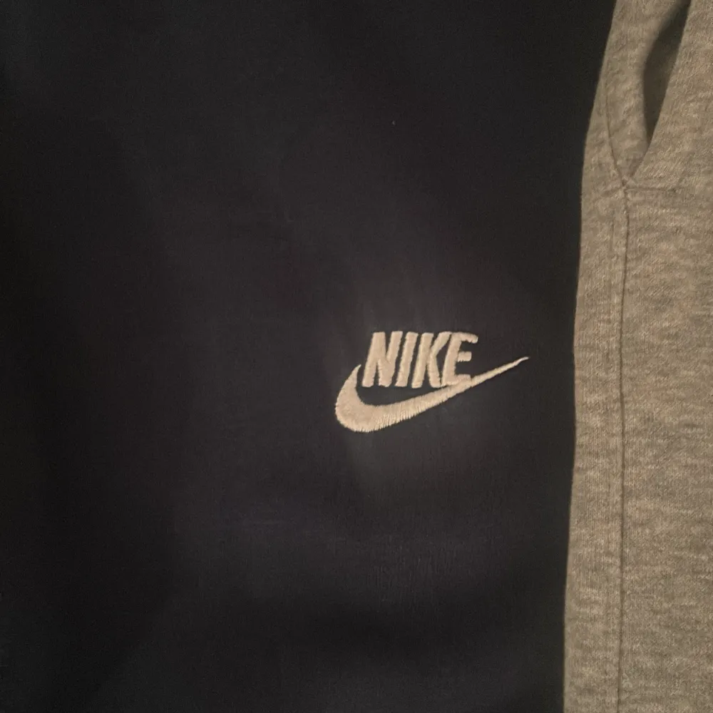 Nike trackpants, kan givetvis köpas enskilt (150kr) eller så köps de tillsammans för 300kr. Bra fit för de som har s i storlek. Skulle inte rekommendera till de som har m(blir lite tajtare fit om du gillar det).. Jeans & Byxor.