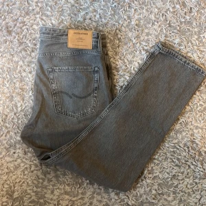 Jack&jones jeans - Säljer min jeans då jag har växt ut dem Bra skick  Storleken står på andra bilden