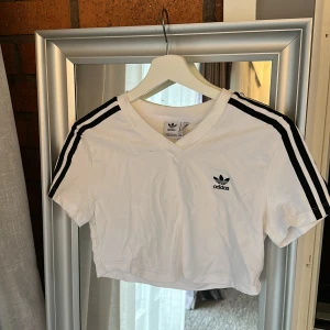 Adidas croptop - Sjukt snygg croptop från adidas, köpt i Berlin på deras affär💕 säljer för att den tyvärr inte kommer till användning 