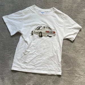 A$AP Rocky x palace t-shirt - En riktigt fet t-shirt från ett collab med A$AP Rocky och klädmärket palace. Bra skick. Den är i storlek S. Skriv vid funderingar. 