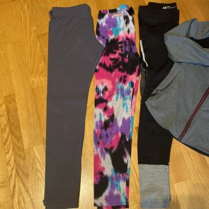 Träningskläder för barn - 3 tights och en zip up hoodie för träning för 10åringar jättebra skick säljer allt tsm billigt💕