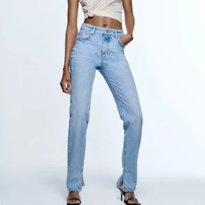 Jeans - Ett par jätte snygga jeans med en liten slit längst ner 