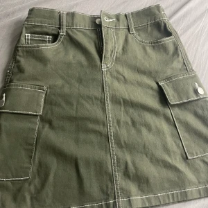 Militärgrön kjol - Användes 1 gång 