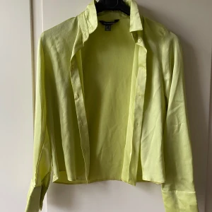 Skjorta  - Skjorta i neongult/grönt. I princip oanvänd, så den är i bra skick :)