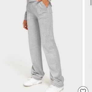 Juicy byxor - Säljer 2  juicybyxor i  ljusgråa storlek XS och mörkgråa i storlek S. 350kr styck Köptes förra vintern nästan aldrig använt. Köpt för 1199