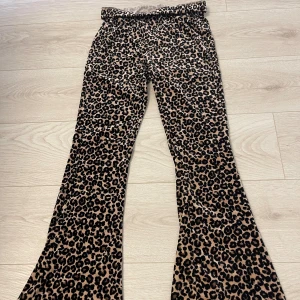 Snygga leopard byxor bootcut - Säljer dessa jättefina leopard mönstrade bootcut tights. I sammet tyg. De är tyvärr för korta för mig då jag är 173 cm, slutar lite innan foten på mig. Storlek S. Hör gärna av dig vid mer frågor eller om du vill ha fler bilder! ❤️